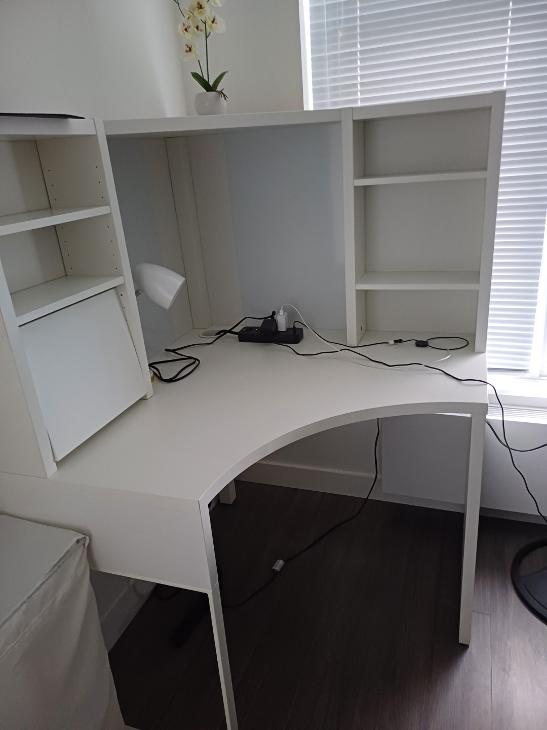 White Corner Desk with Built-in Shelves - photo 2