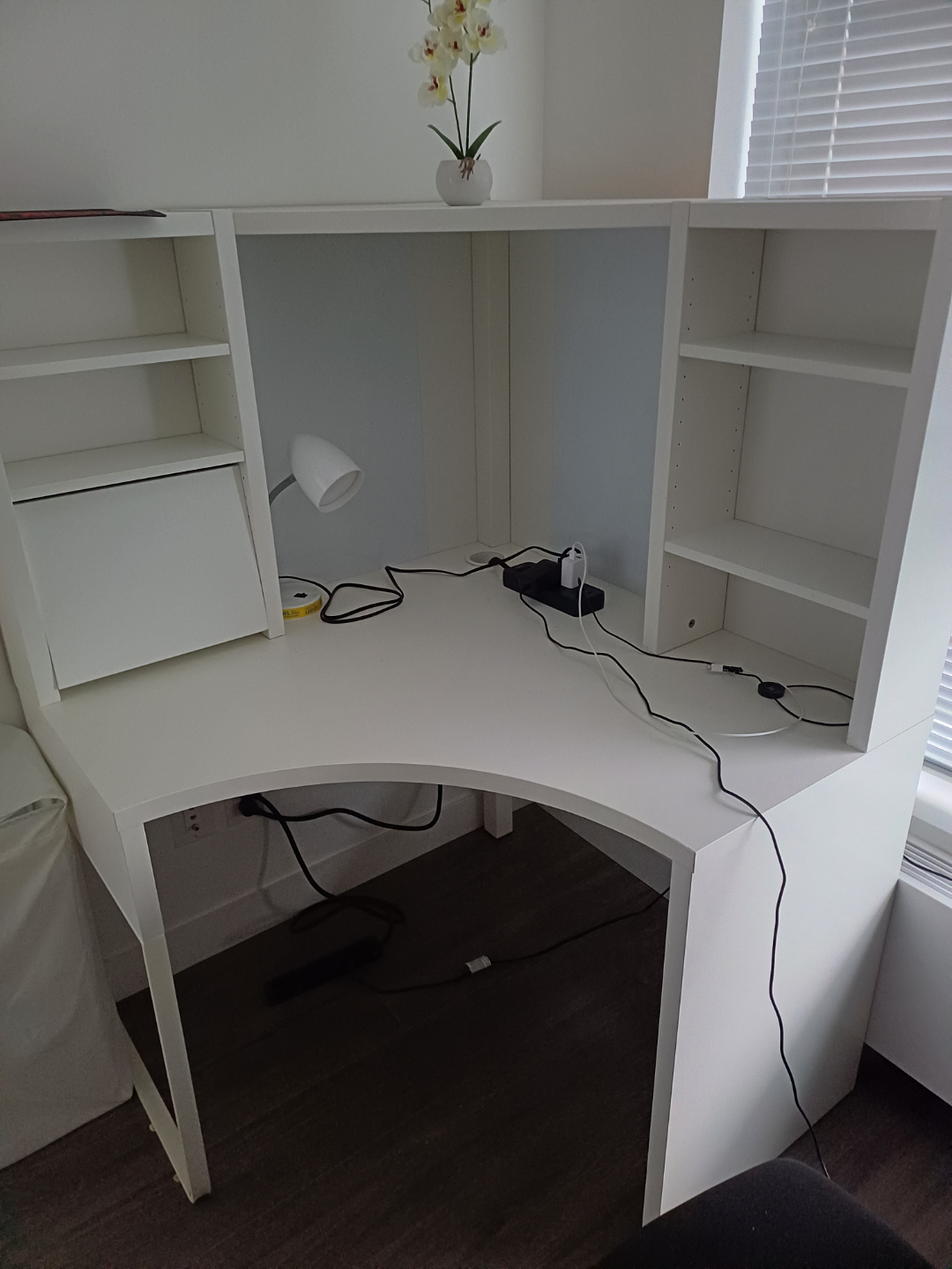 White Corner Desk with Built-in Shelves - photo 4