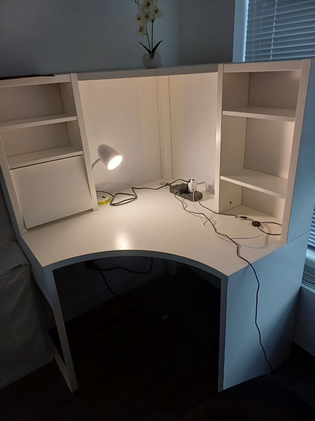 White Corner Desk with Built-in Shelves - photo 5
