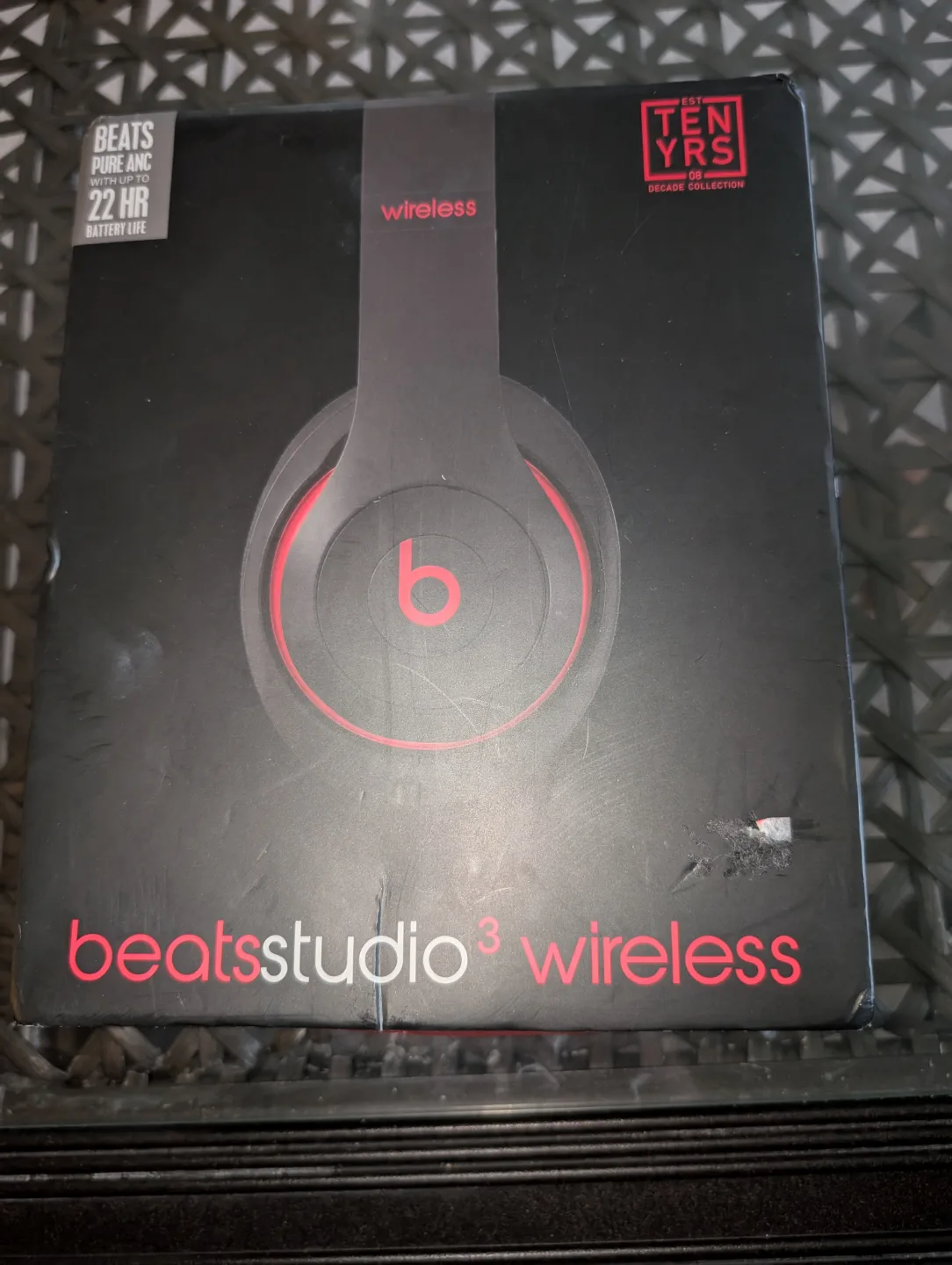 Beats Studio3 Wireless Headphones - Black/Red thumbnail