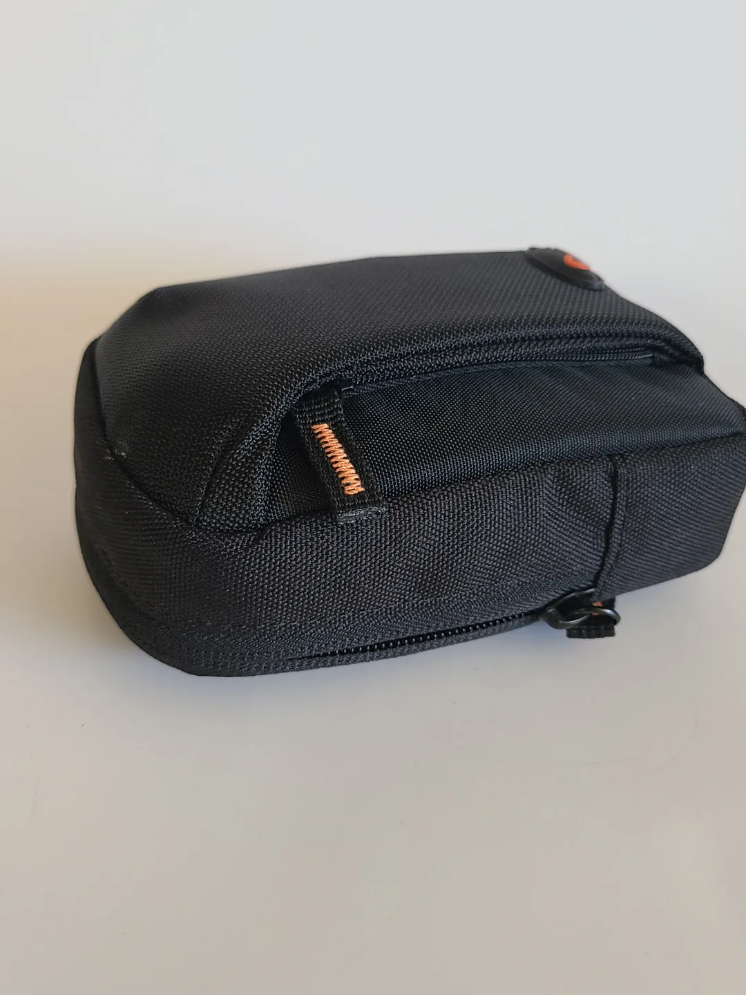 Lowepro Compact Camera Case – Durable and lightweight image indicator(2)