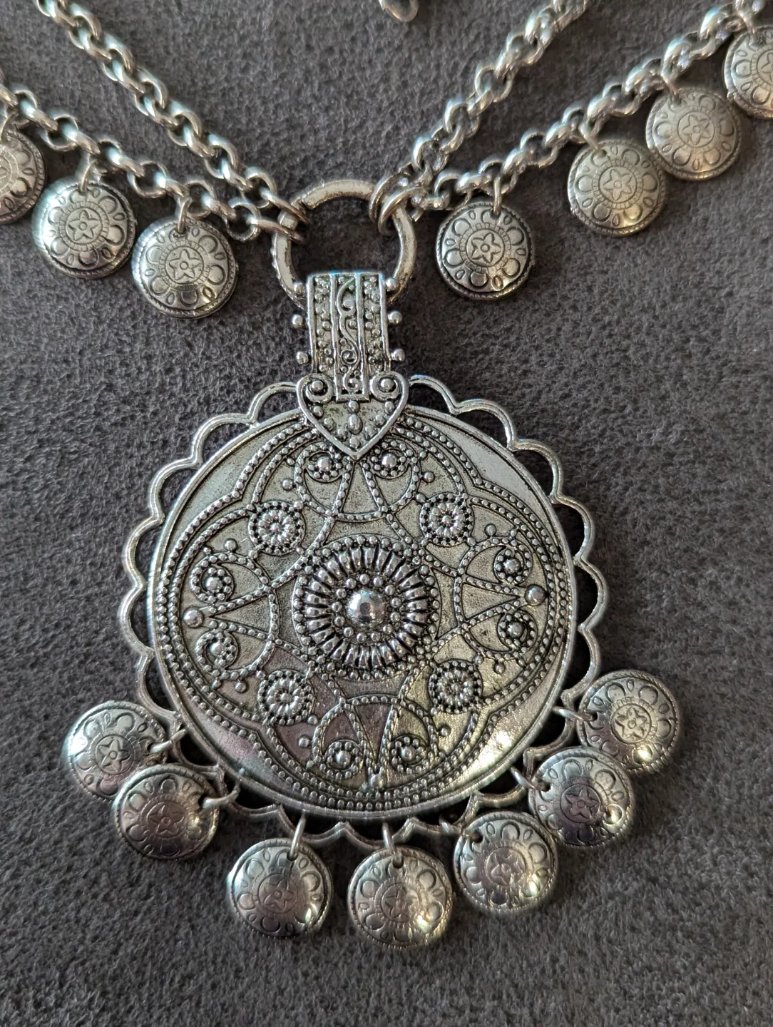 Avon Silver Tone Statement Necklace image indicator(2)