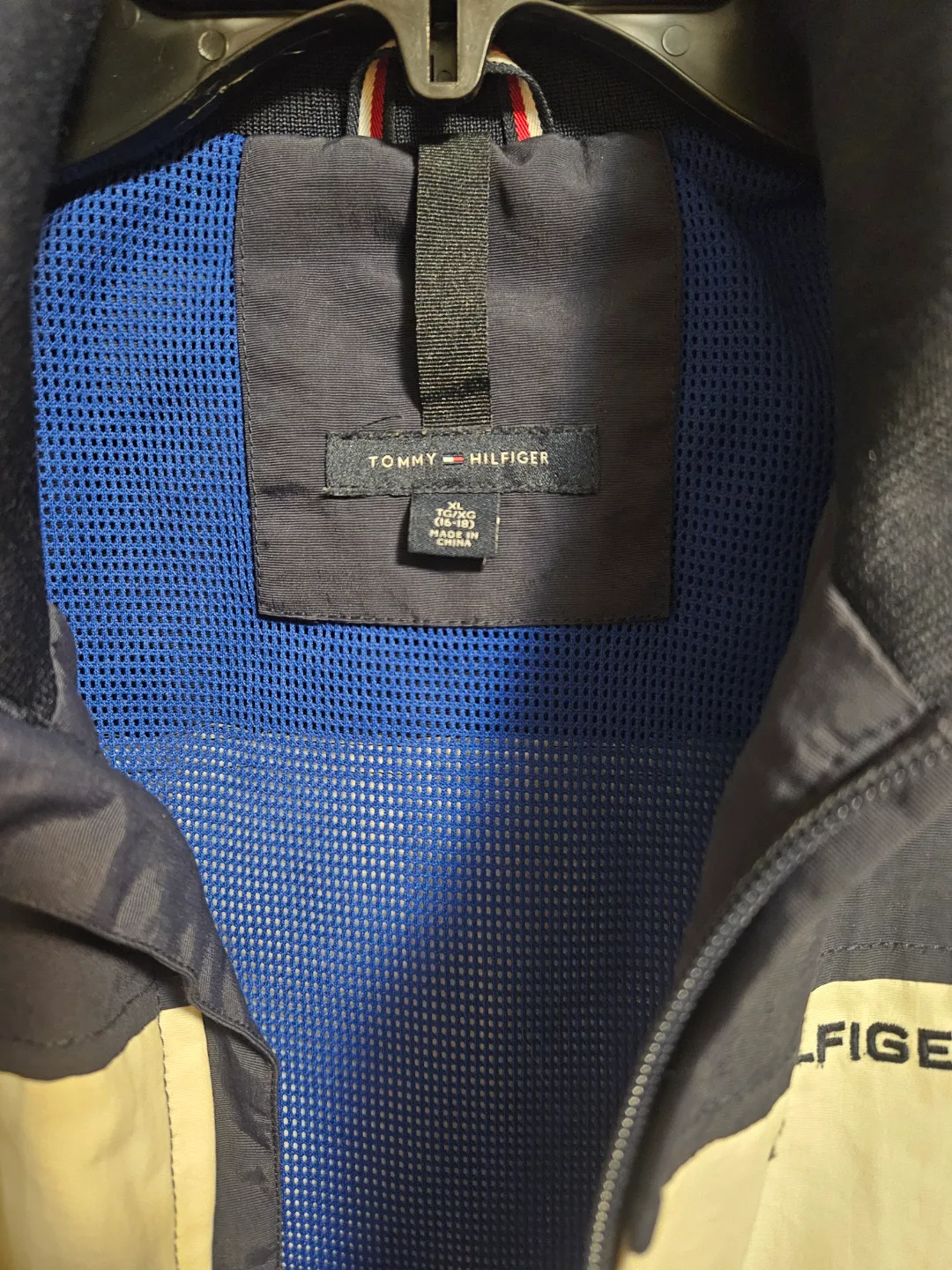 🏒 Tommy Hilfiger Spring Jacket - Size XL Youth image indicator(4)