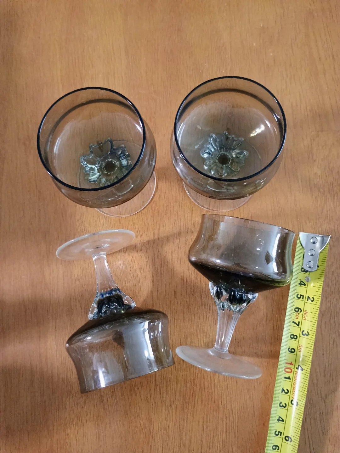 🏒👉 Set of four vintage smoked glass stemmed coupe glasses image indicator(2)