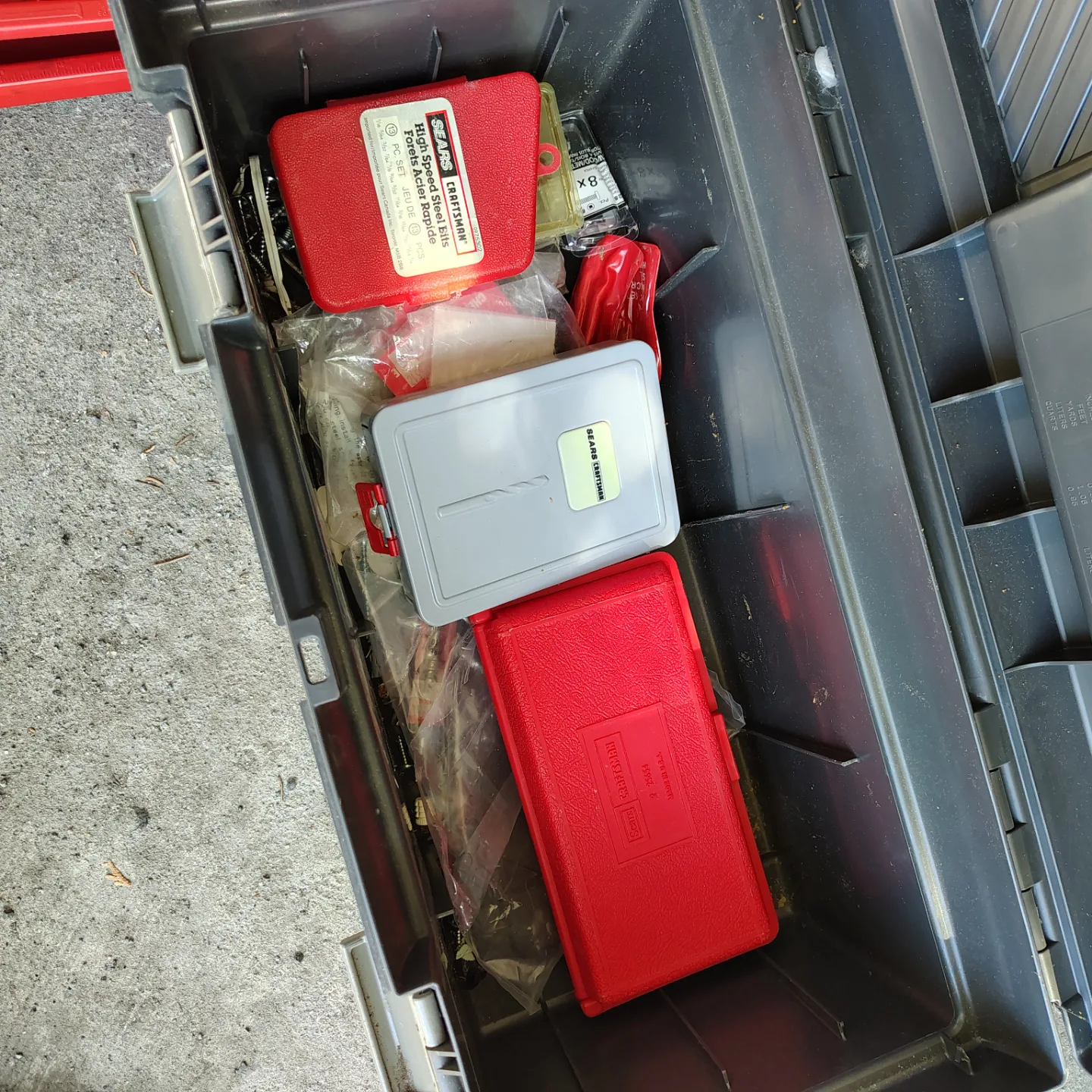 Rubbermaid Roughneck Tool Box with Assorted Tools image indicator(4)