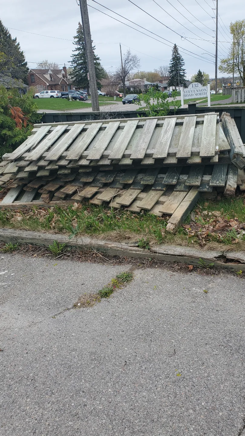 Free wooden fence planks thumbnail