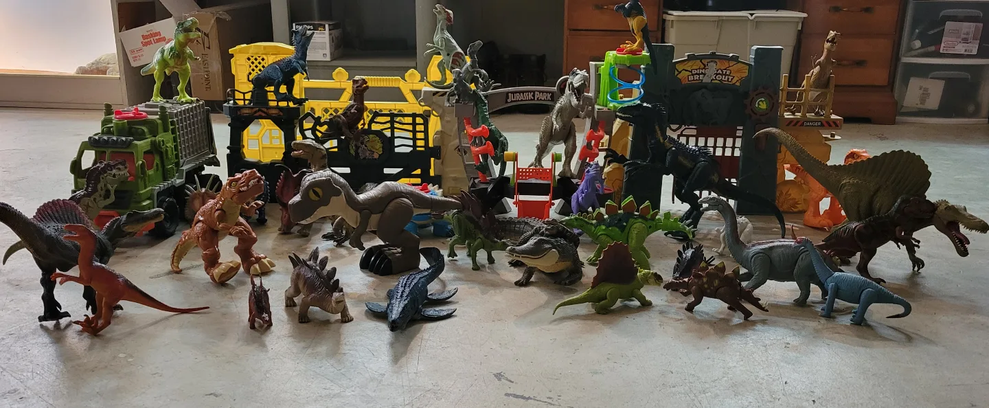 Jurassic World Dinosaur Playset with Vehicles and Figures thumbnail