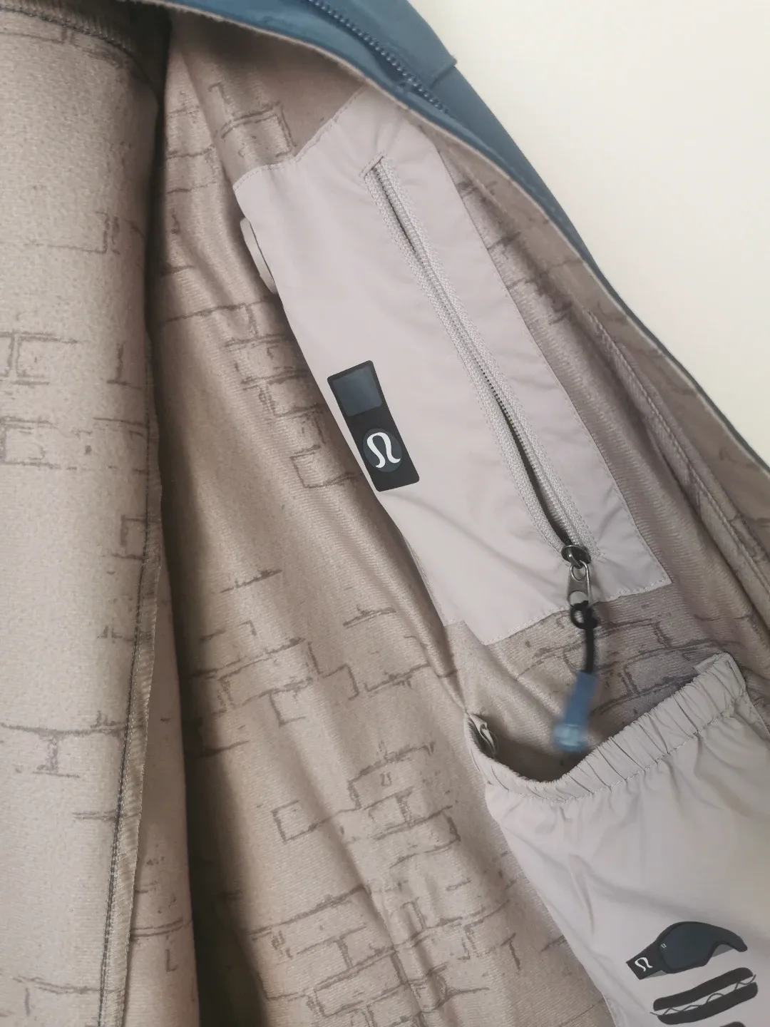 men's Lululemon large jacket image indicator(8)