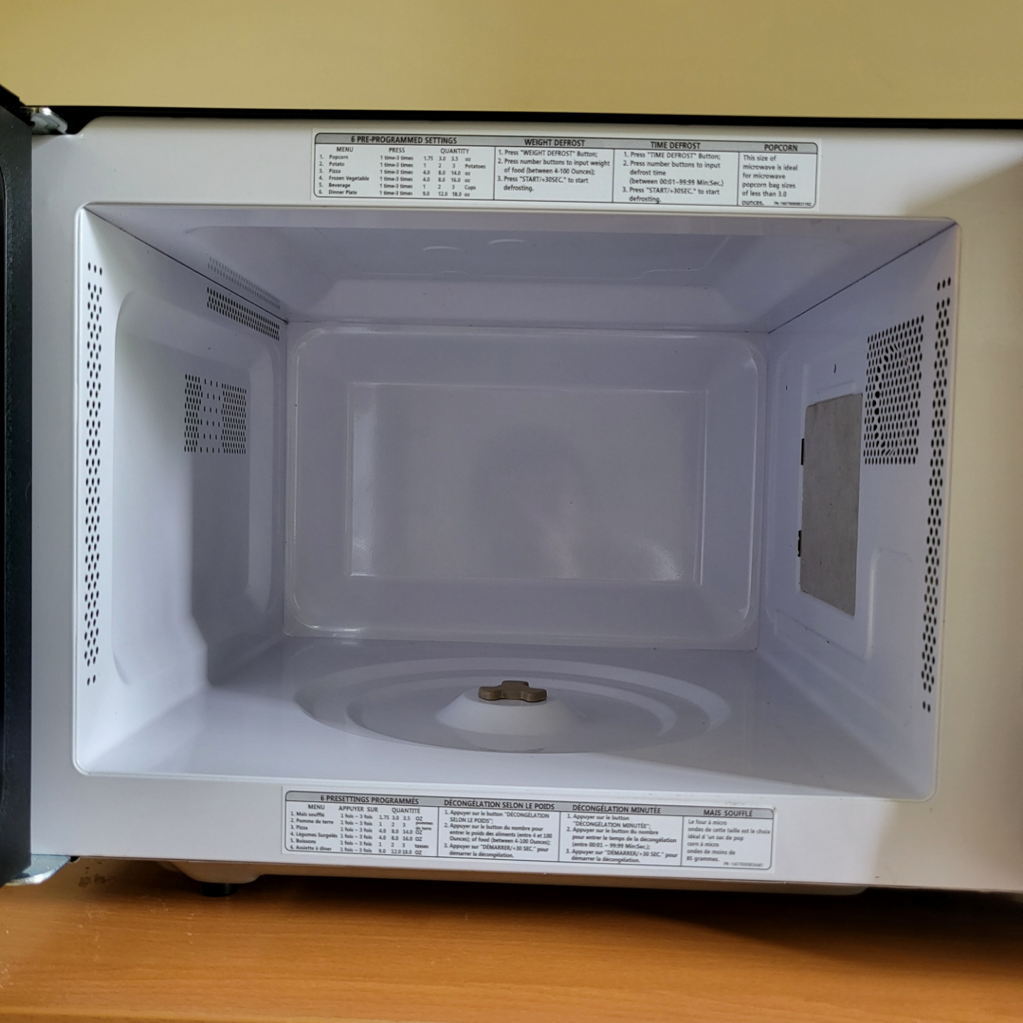 Insignia 0.9 Cu. Ft. Black Microwave - photo 3