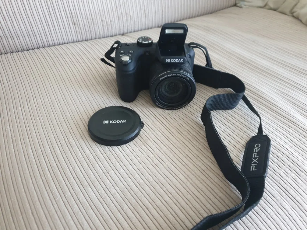 Kodak Pixpro AZ401 Digital Camera with SanDisk 128GB Memory Card thumbnail