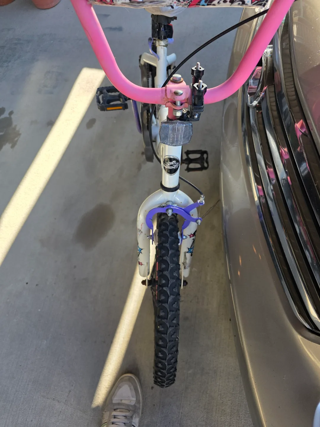 Girls' White and Pink Bike image indicator(2)