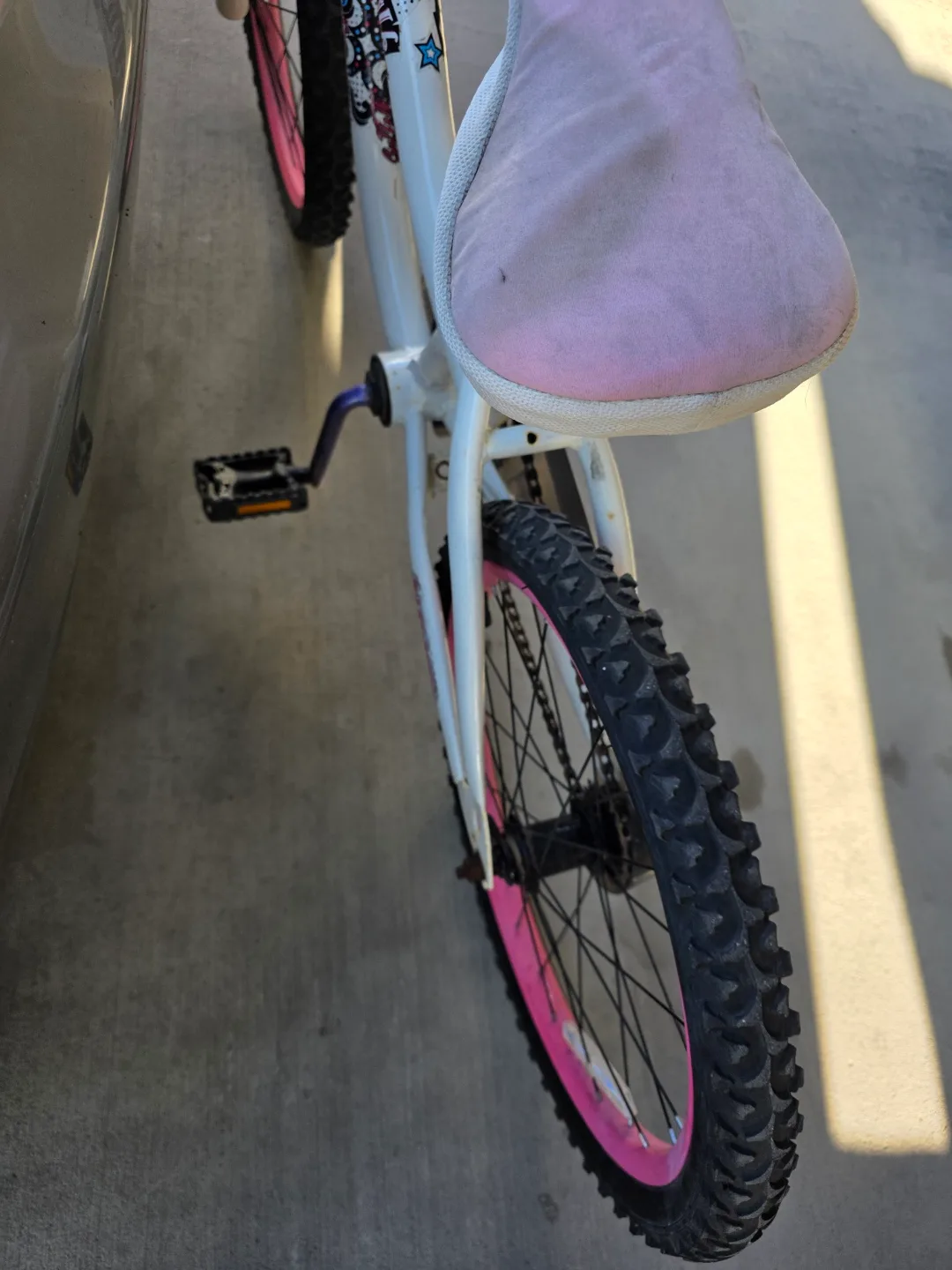 Girls' White and Pink Bike image indicator(4)