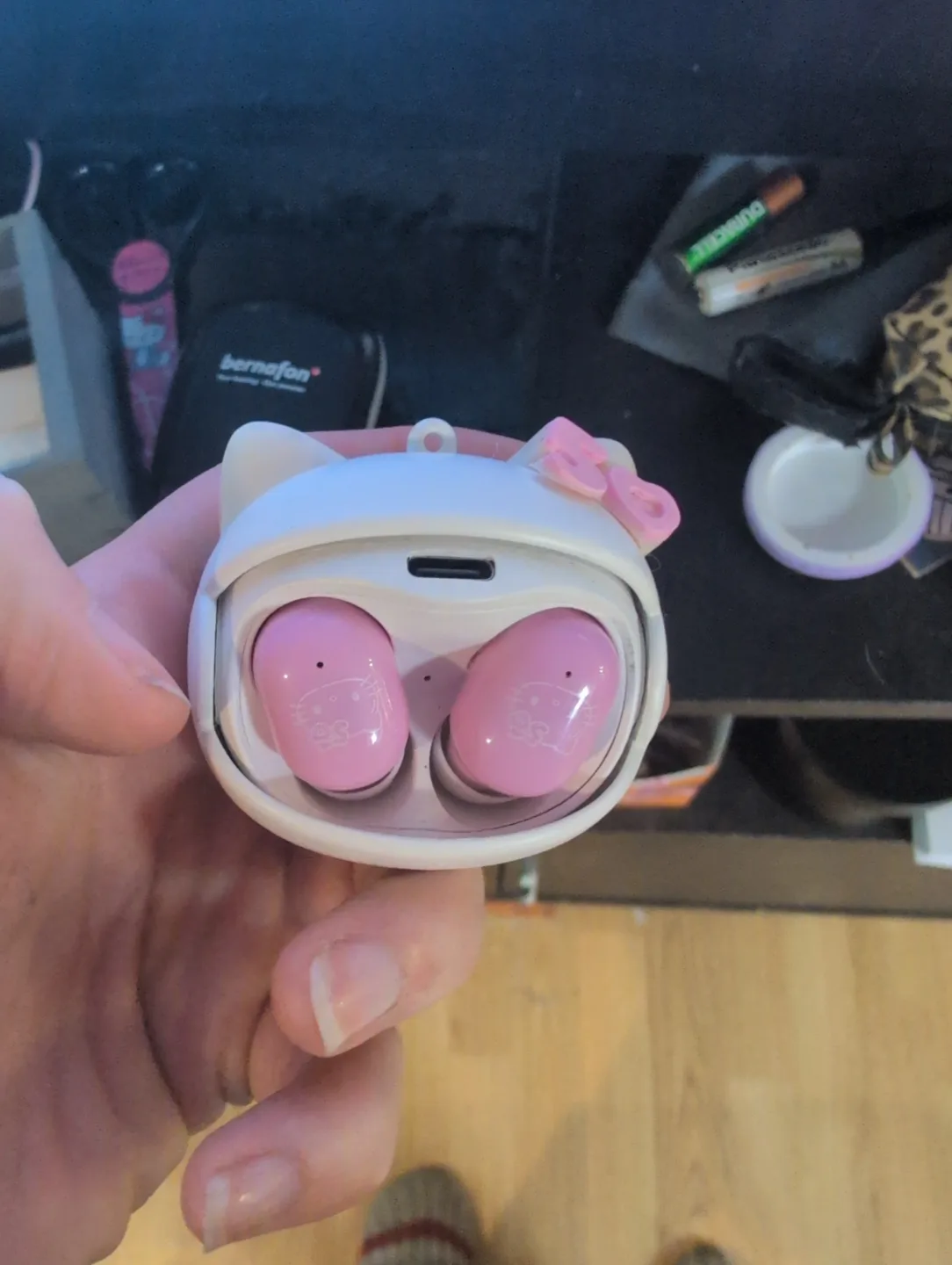 Hello Kitty Wireless Earbuds image indicator(2)