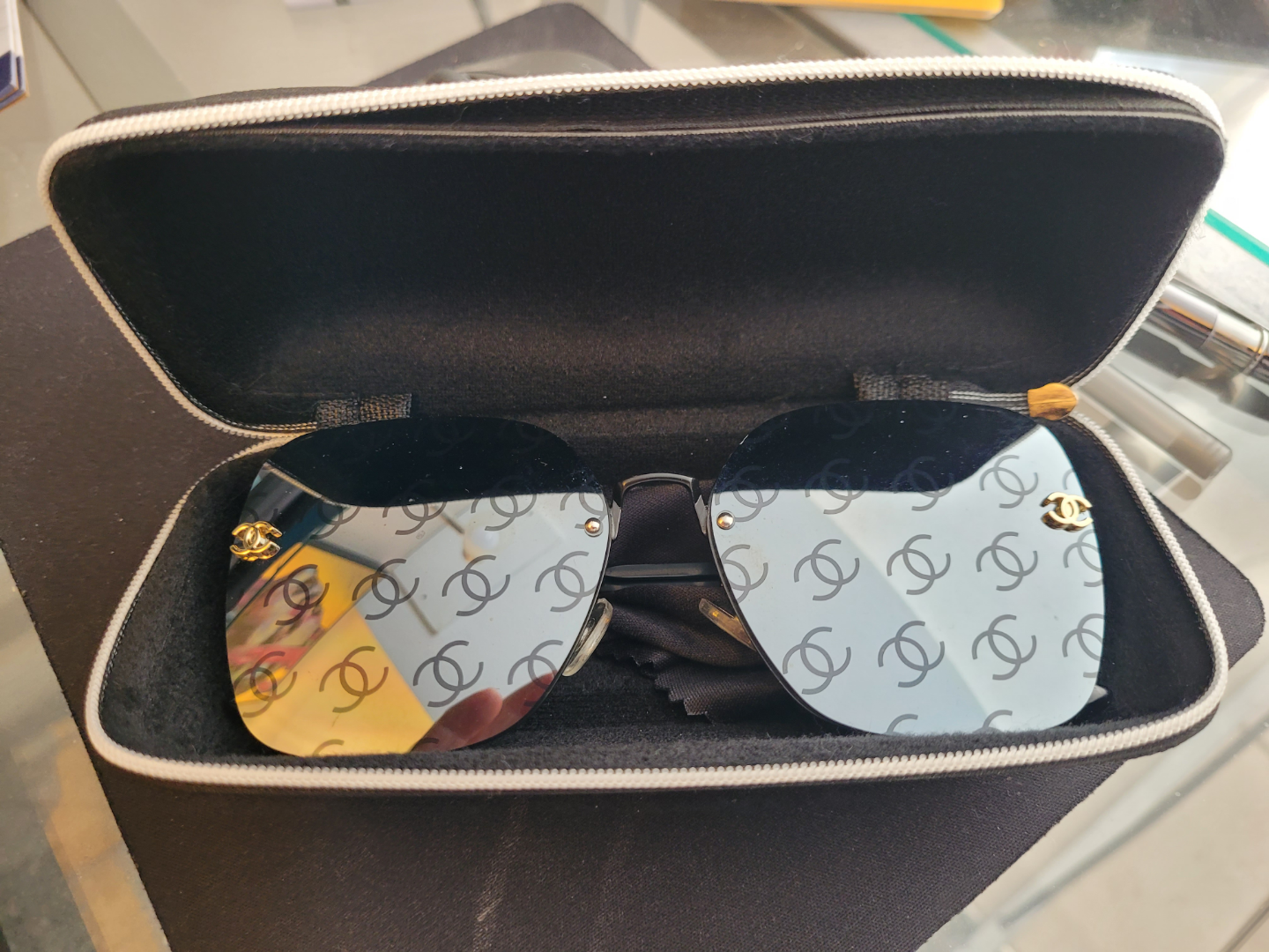 Womens trendy Sunglasses with Case - photo 4