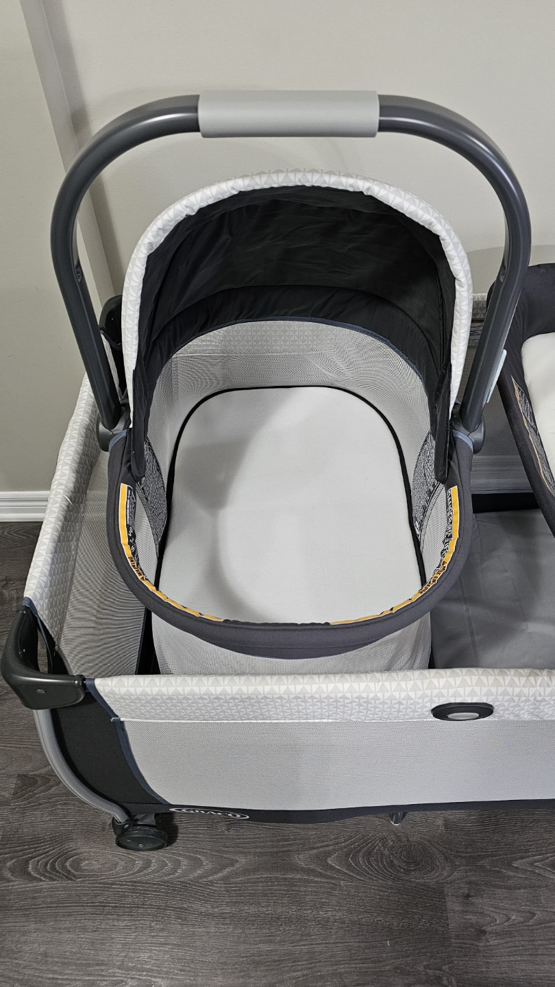 Graco Pack 'n Play with Bassinet and changing table - photo 2