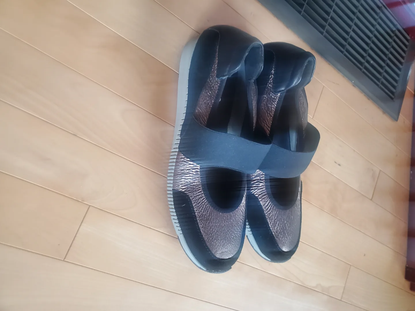 Aerosoles Women's Rose Gold & Black Slip-On Shoes image indicator(2)