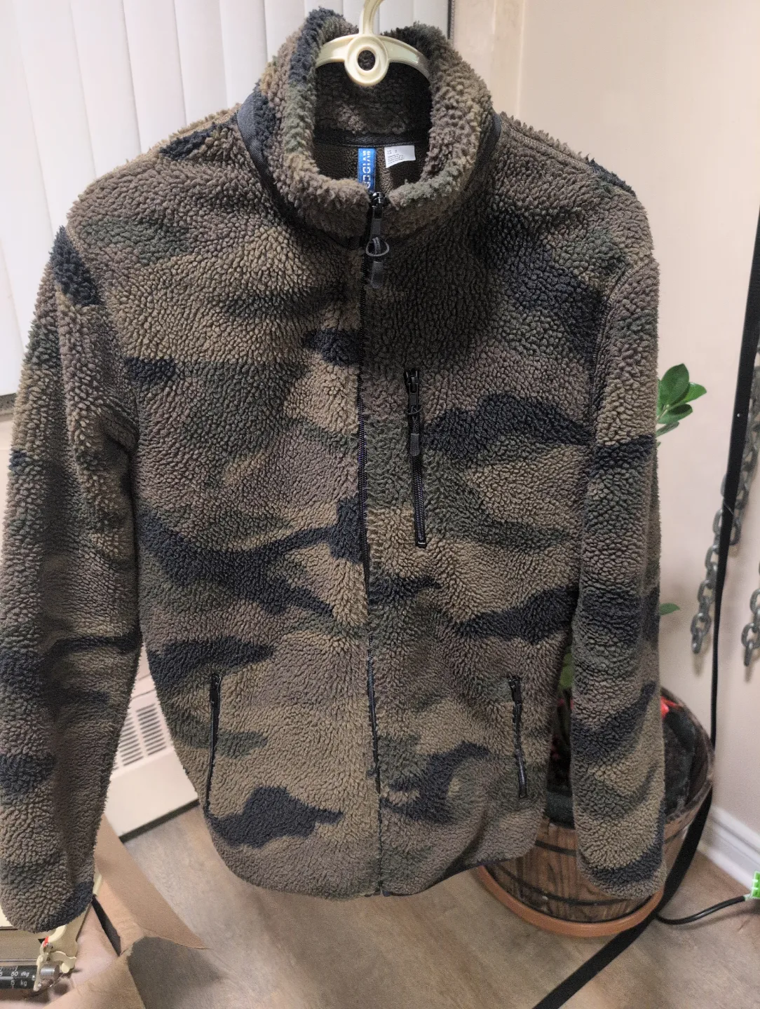 H&M Men's Small Camo Fleece Jacket #freecycle thumbnail