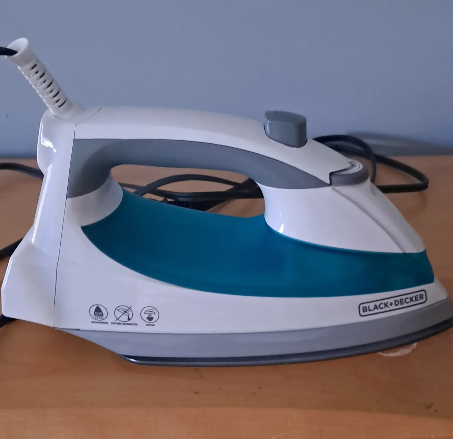 Black+Decker Steam Iron thumbnail