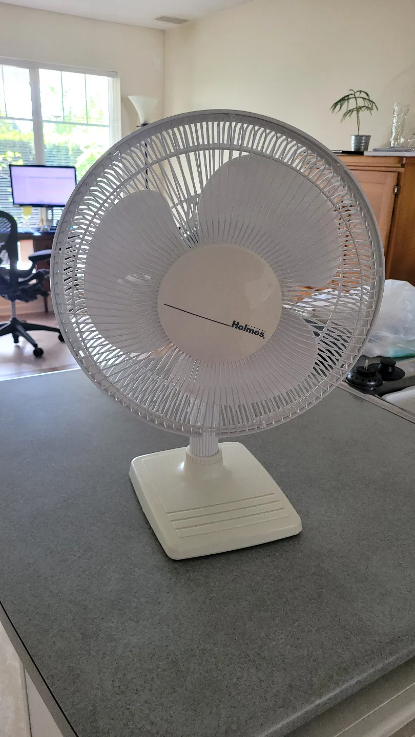 Holmes 12-inch Oscillating Desk Fan thumbnail