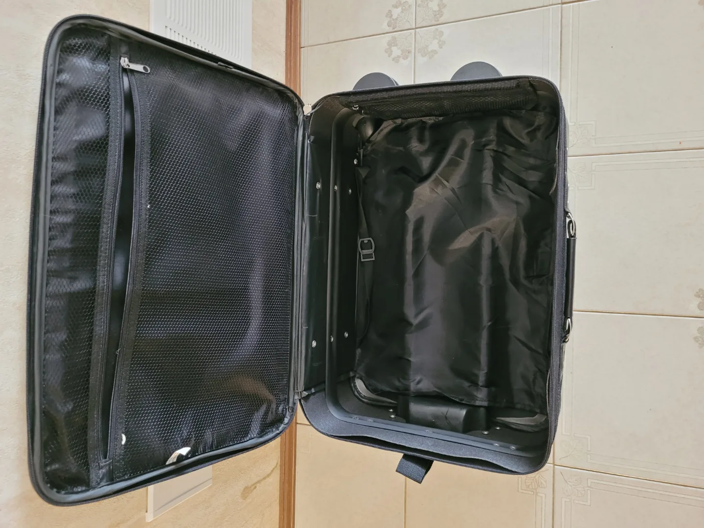 Cambridge Rolling Carry-On Suitcase image indicator(2)