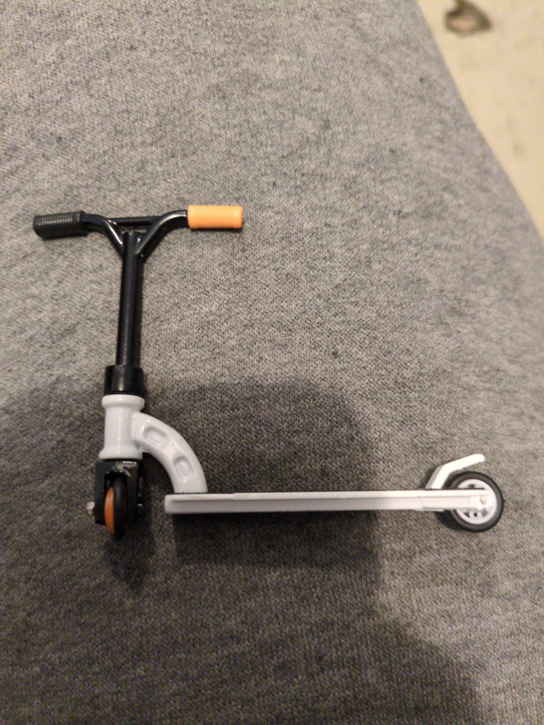 Grip Tricks Tech Deck Finger Scooter