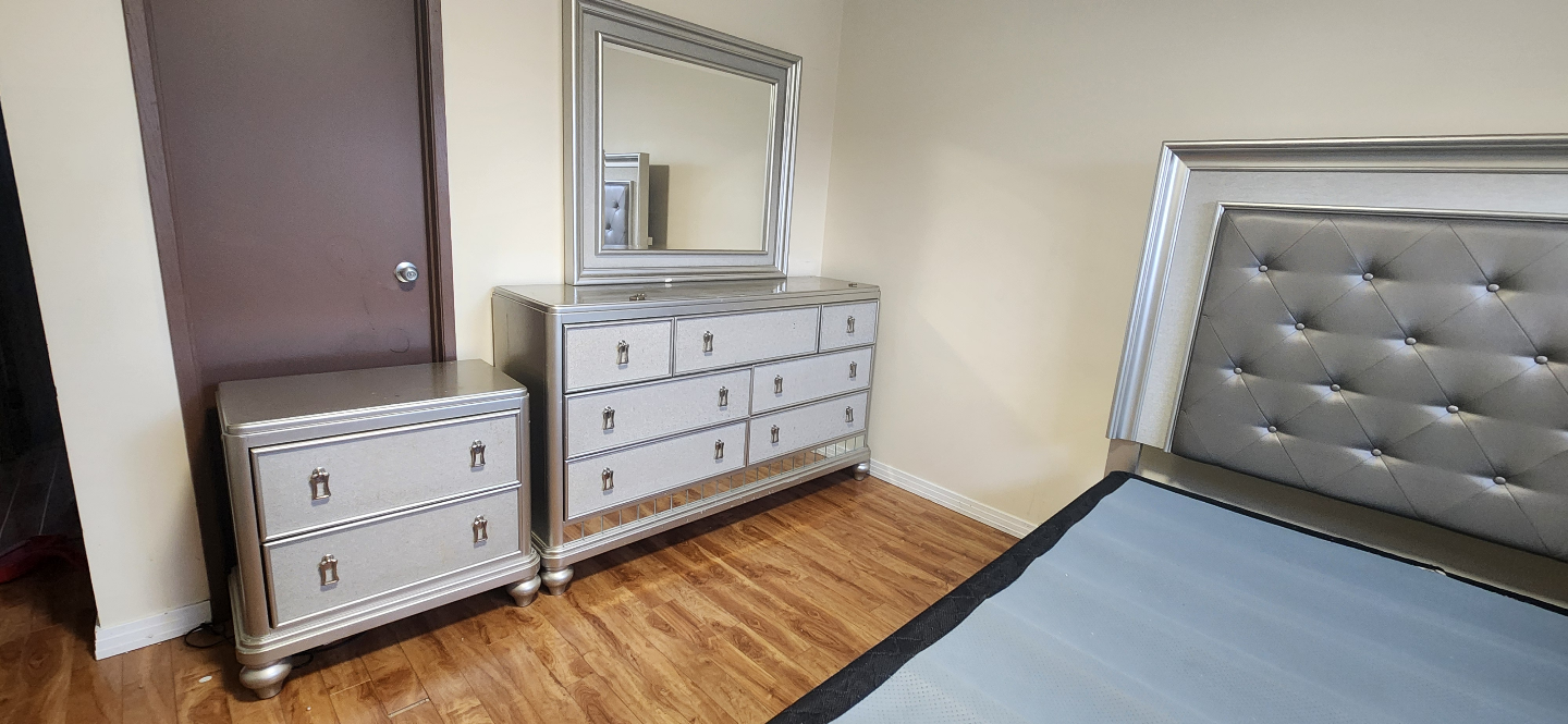Silver Bedroom Set - Queen Size Bed, Dresser, and Nightstand - photo 5
