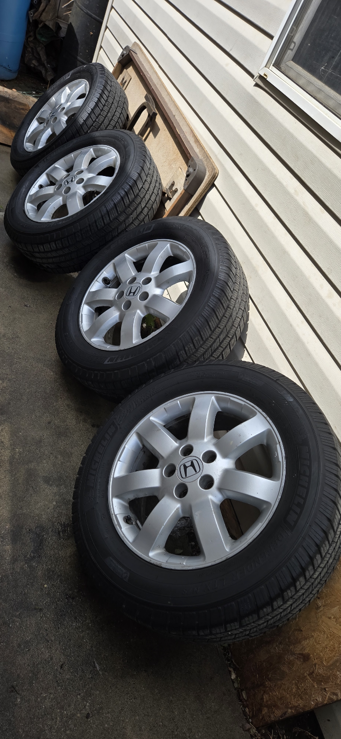 Set of 4 Honda CR-V alloy rims with tires
