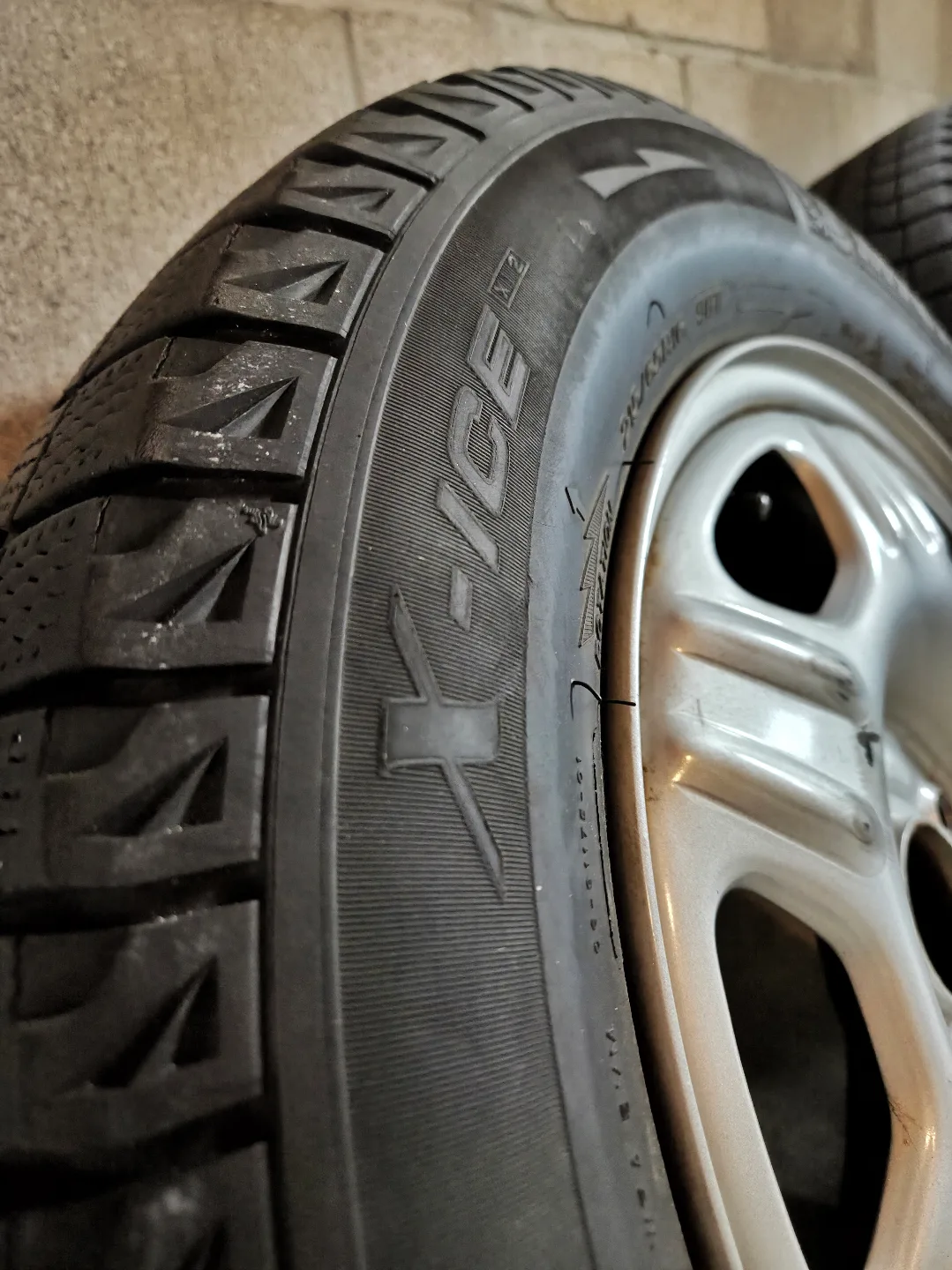 Used Honda Rims & Winter Tires (215/65/R16) off a 2005 CR-V image indicator(6)