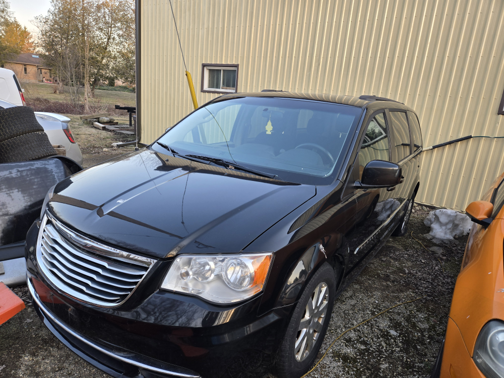 2015 Chrysler Town & Country Minivan - photo 2