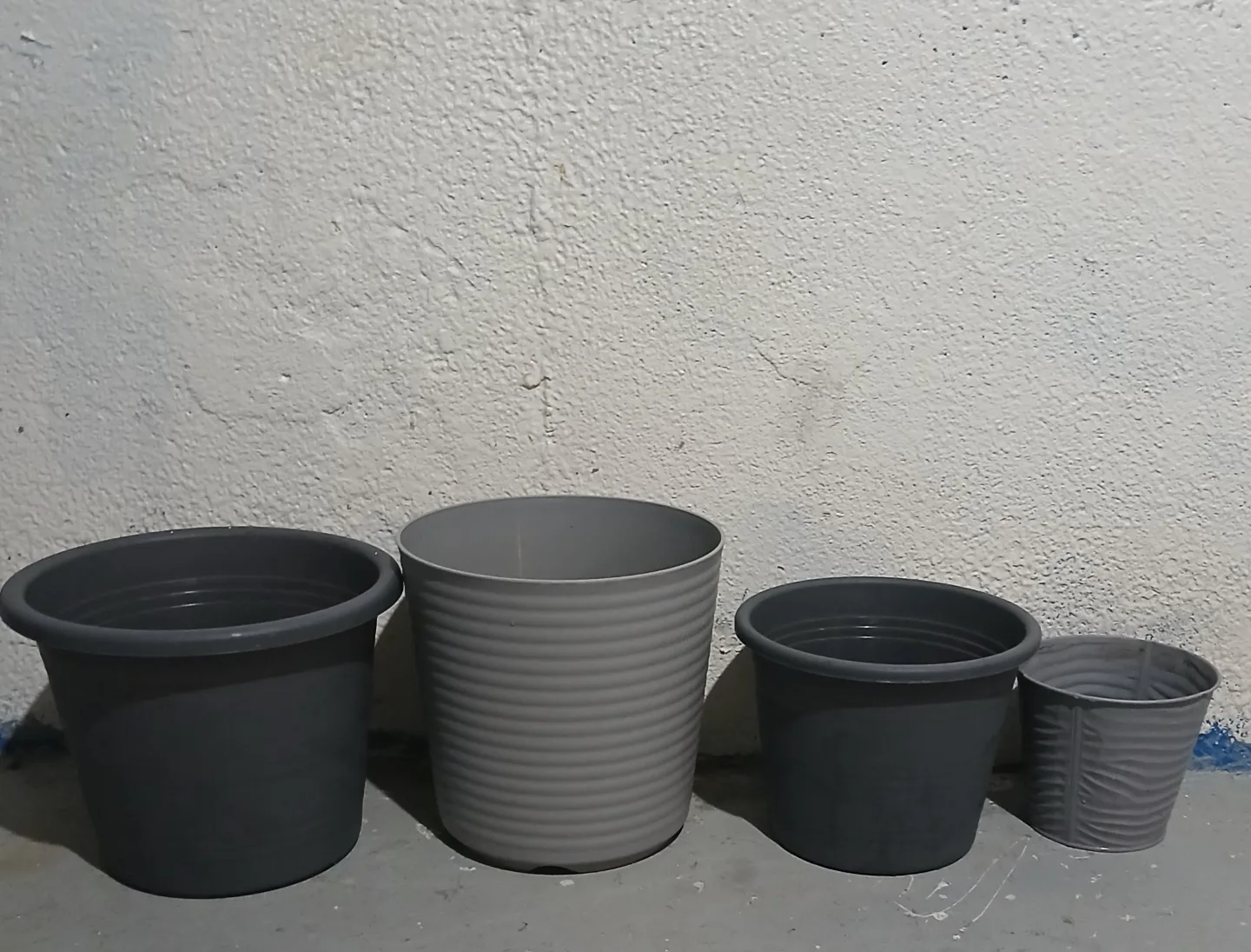 Set of four plastic plant pots thumbnail