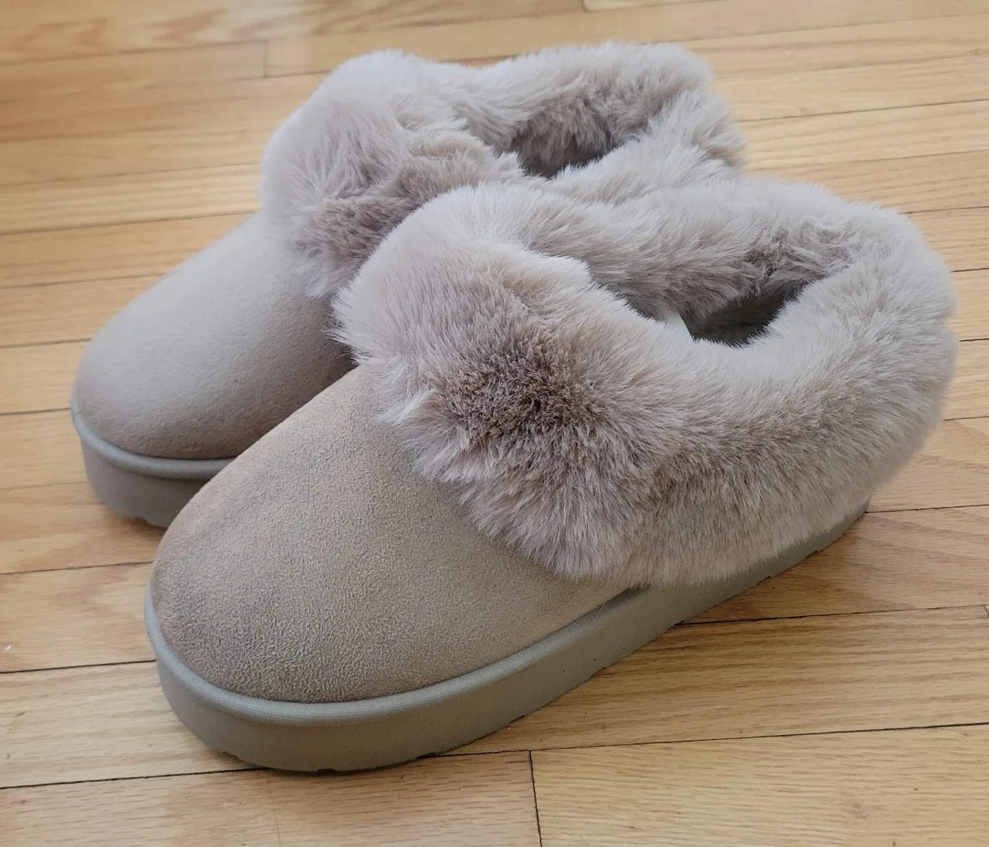 Cozy Faux Fur slippers thumbnail