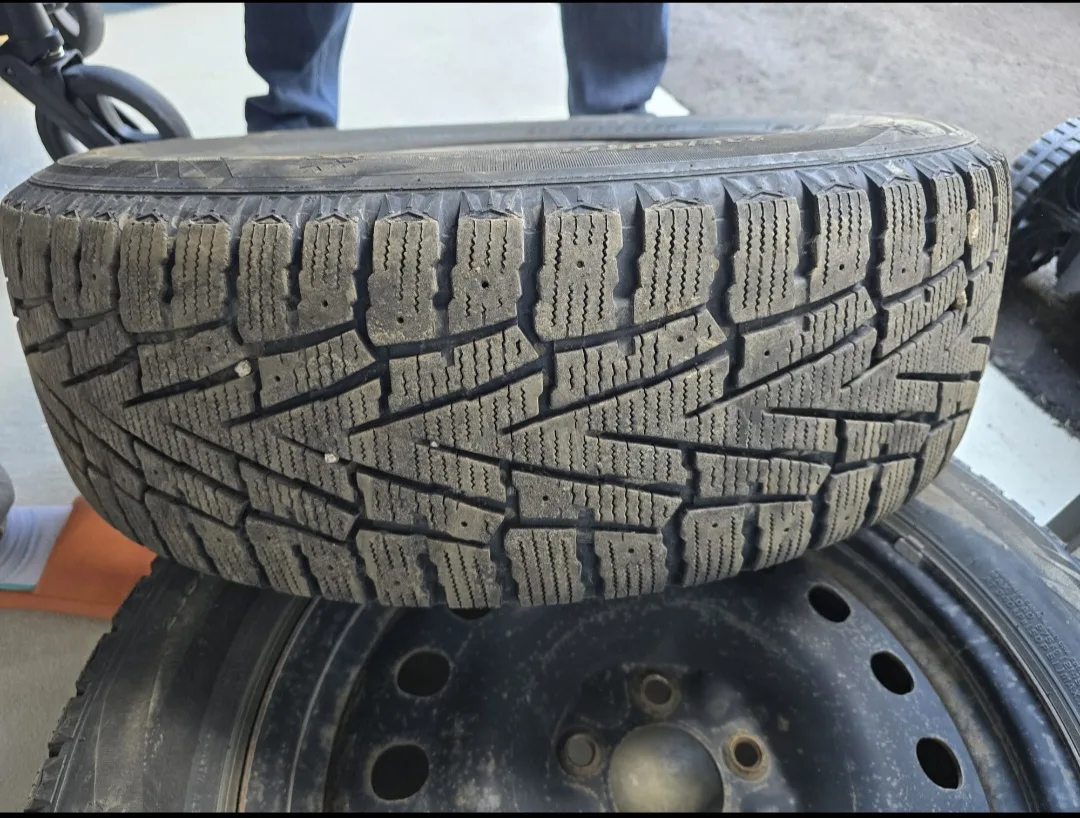 Used Winter Tire on Steel Rim - 235/60R18 image indicator(4)