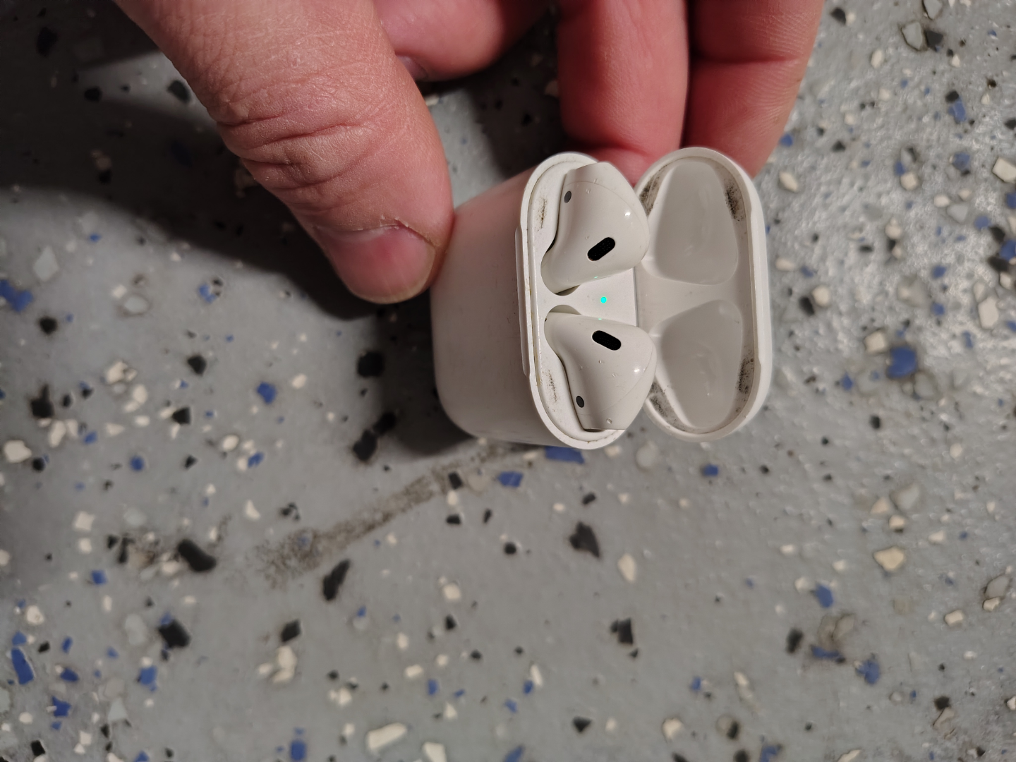 Apple AirPods  gen 2 with Charging cable - photo 2