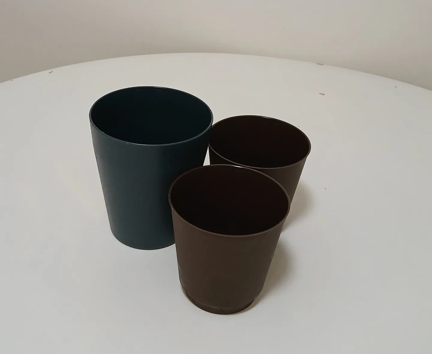 Set of three plastic planters thumbnail