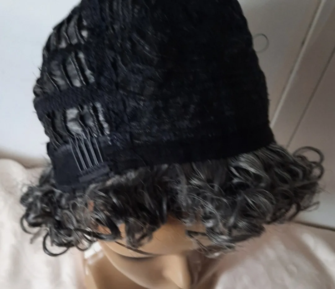 Curly Grey Wig image indicator(3)
