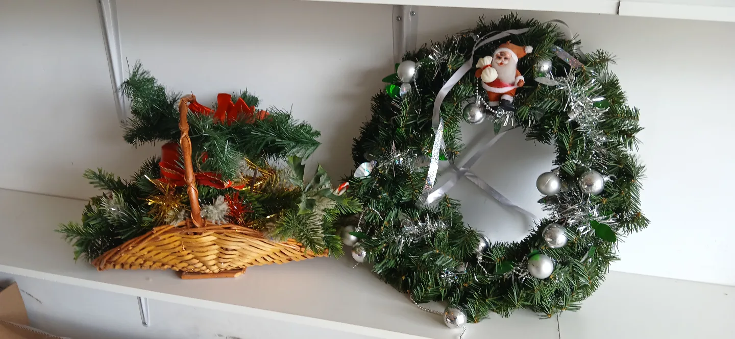 Christmas Wreath and Basket Decoration thumbnail