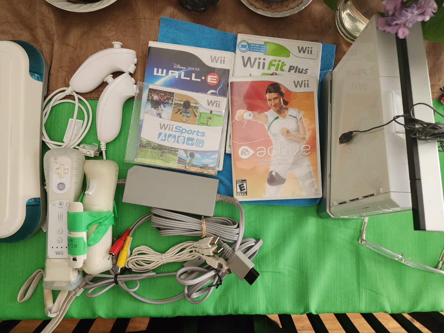 Nintendo Wii Console Bundle with Games and Accessories