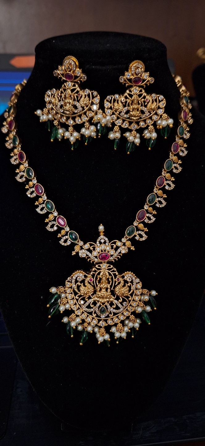 Gorgeous Gold-Tone Necklace Set with Green and pink Stones
