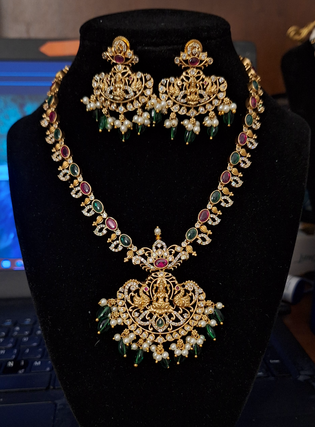Gorgeous Gold-Tone Necklace Set with Green and pink Stones - photo 2