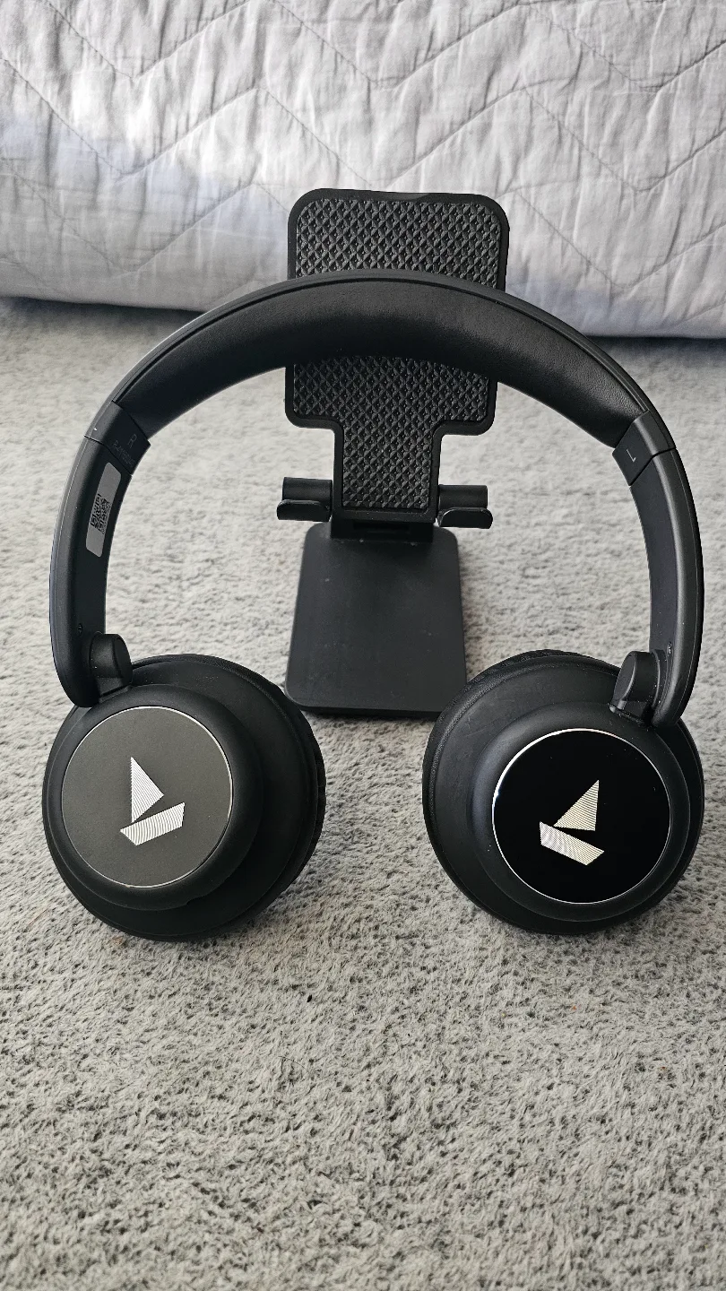 Wireless Headphones thumbnail