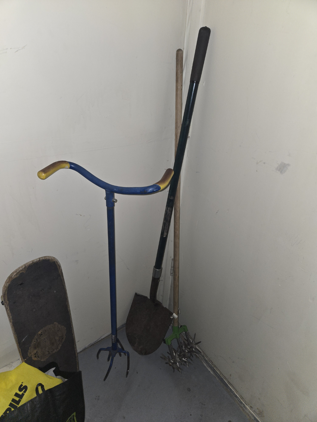 Gardening Tools Bundle: Shovel, cultivator, and garden claw