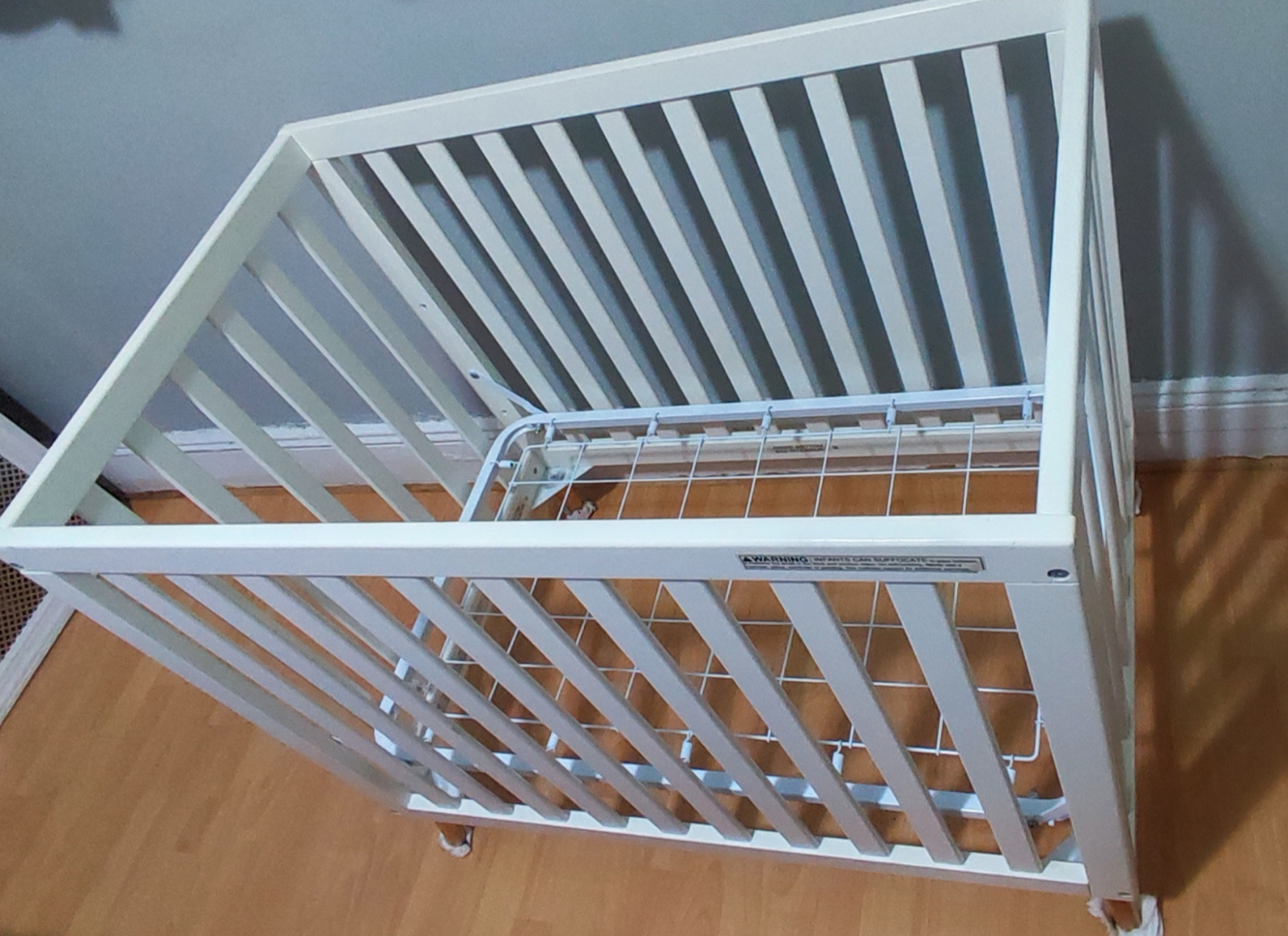 White Mini Crib with Wooden Legs - photo 4