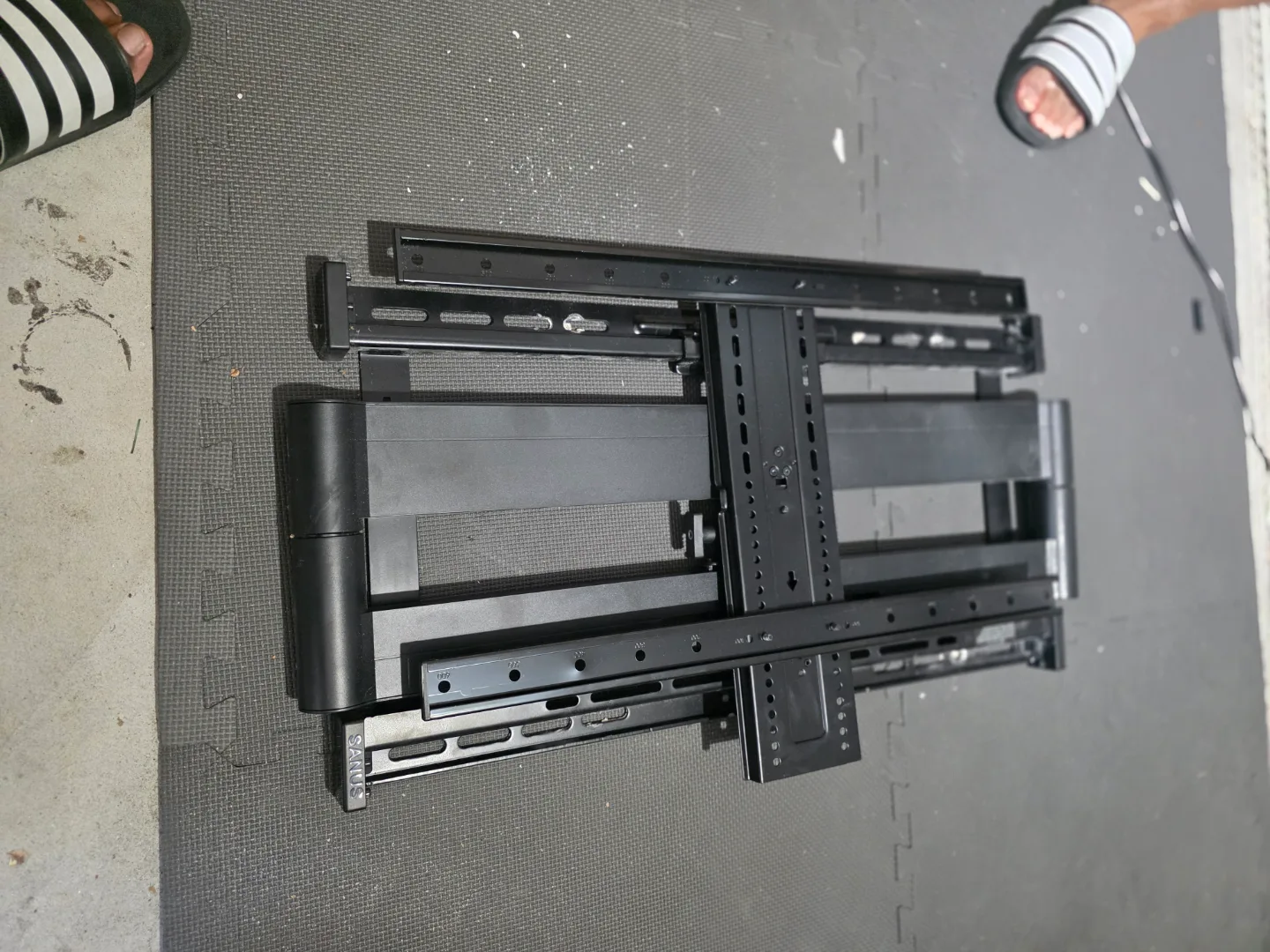 Sanus Full Motion TV Wall Mount image indicator(6)