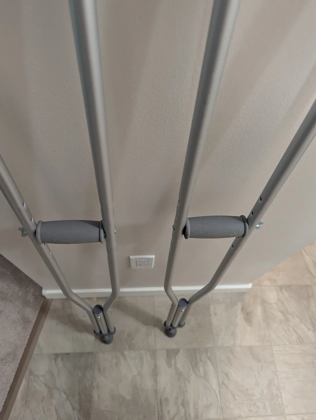 🤕 Pair of Adjustable Crutches image indicator(2)