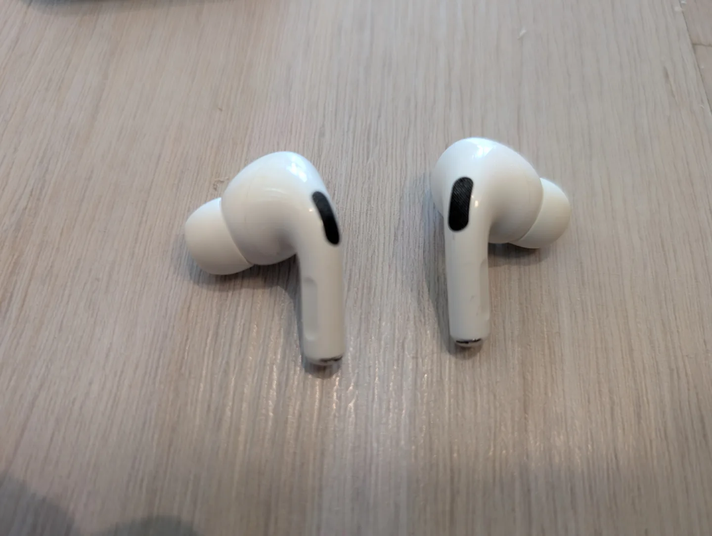 Apple AirPods Pro (2nd Generation) with Silicone Case image indicator(3)