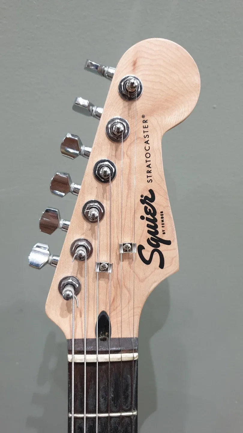 Squier Stratocaster with stand ㅡ Electric guitar image indicator(3)