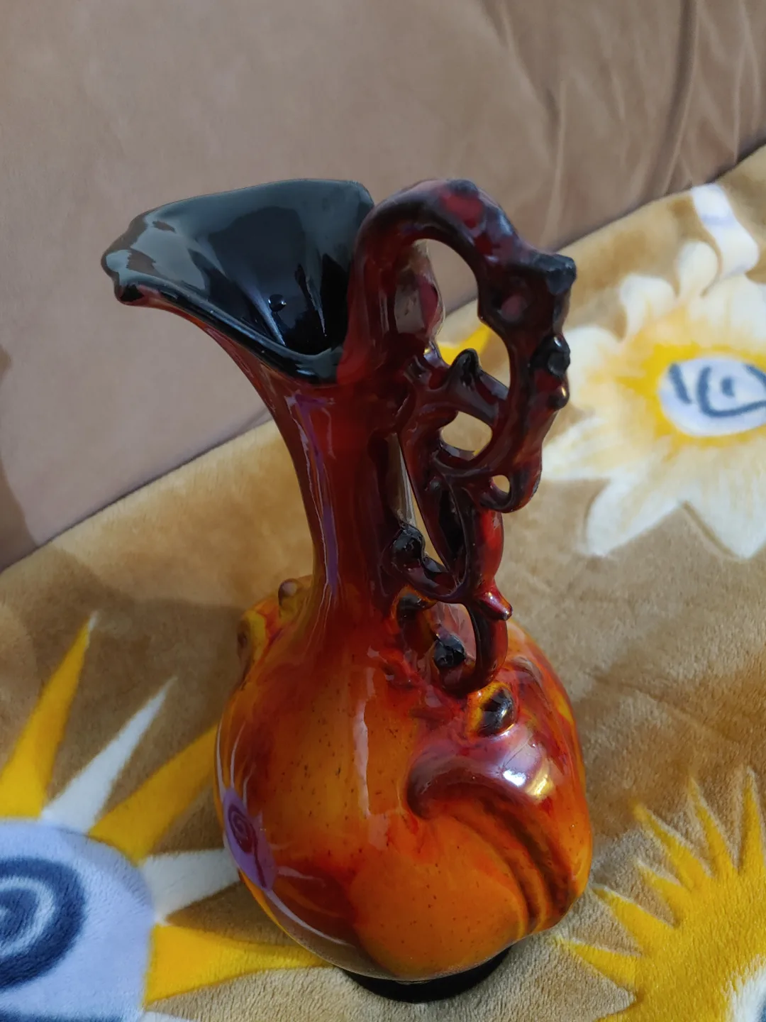 #freecycle Vintage Red and Black Ceramic Vase image indicator(2)