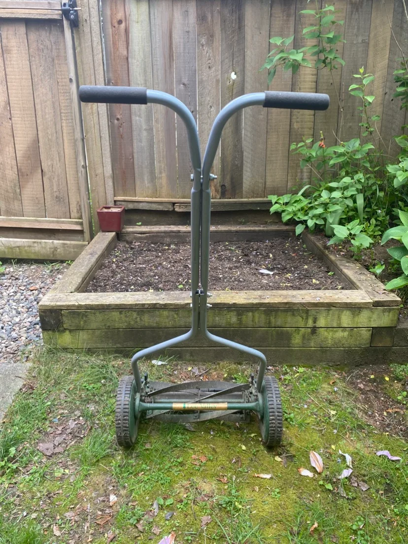 Lee Valley Push Lawnmower thumbnail