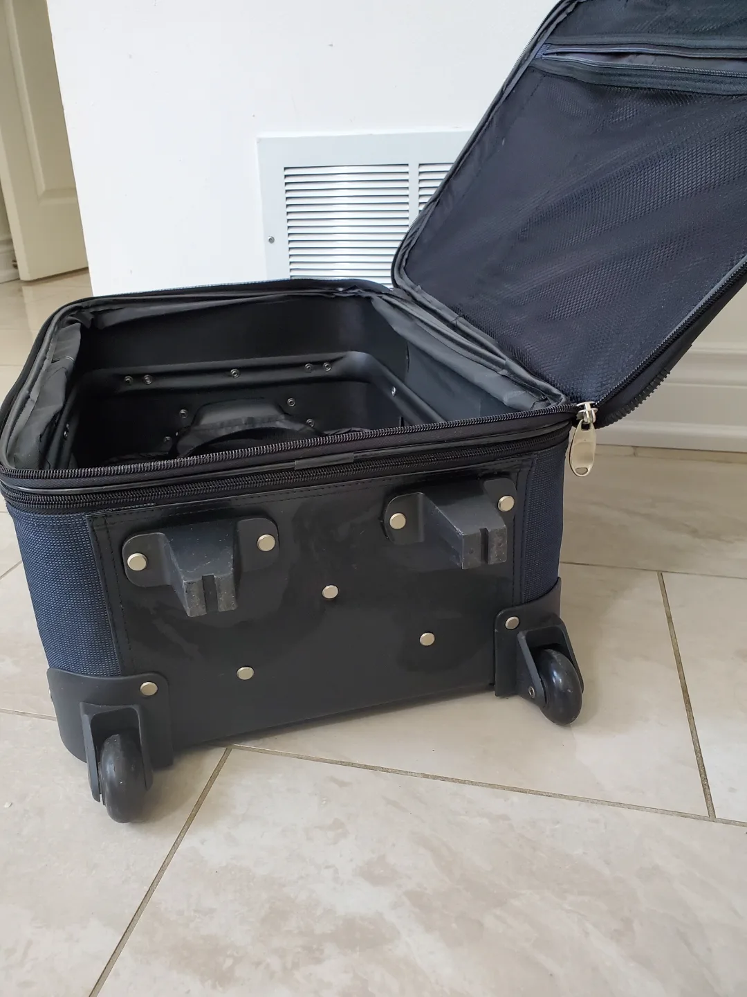 Protégé Expandable Rolling Suitcase image indicator(5)