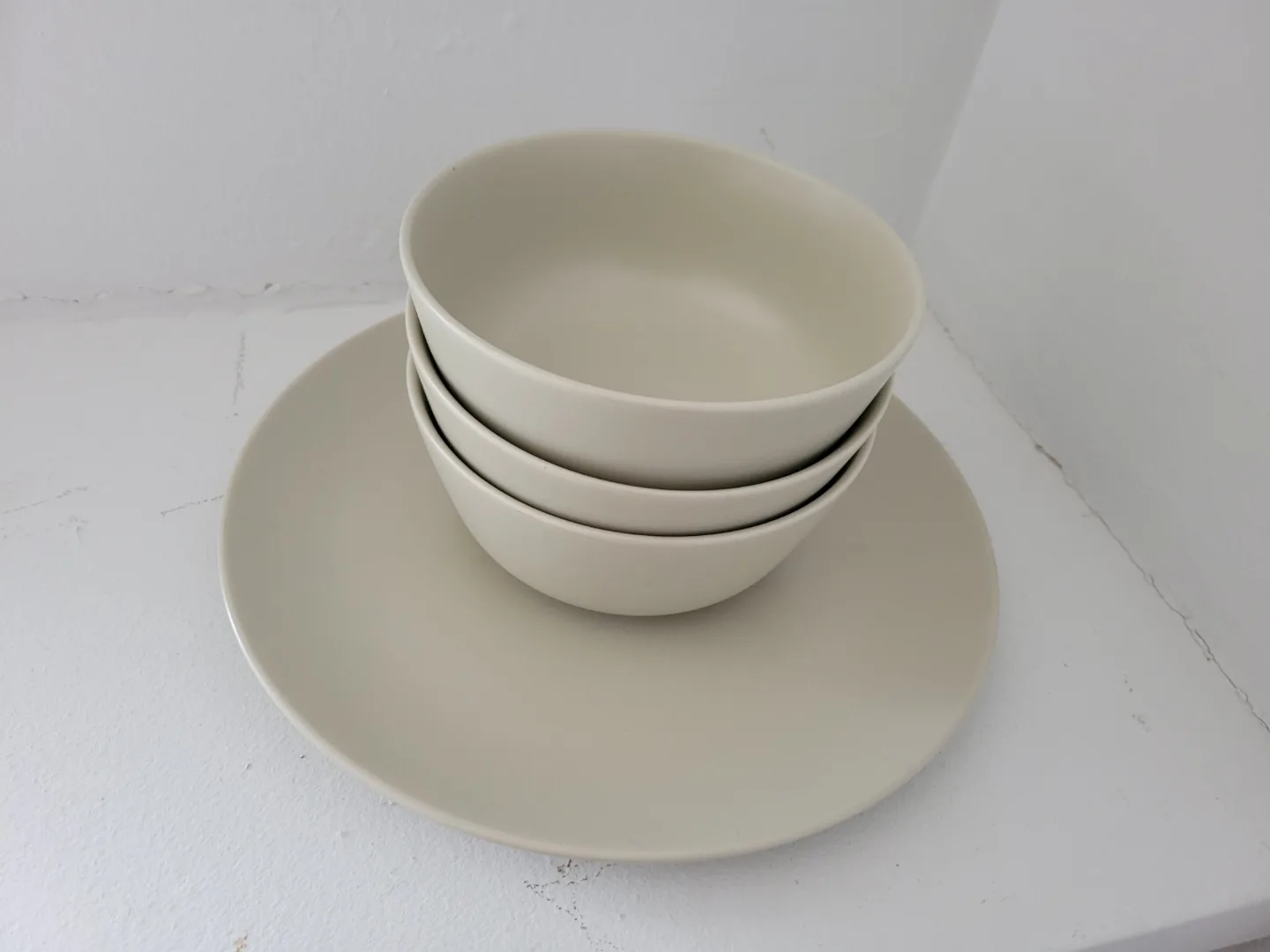 Free IKEA Set of three beige bowls and a plate #FreeCycle💚 thumbnail